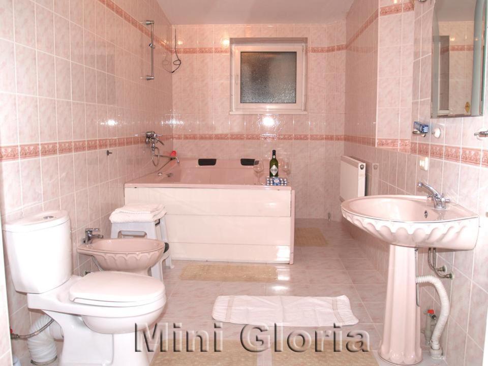 Gloria Mini-Hotel Kischinau Exterior foto